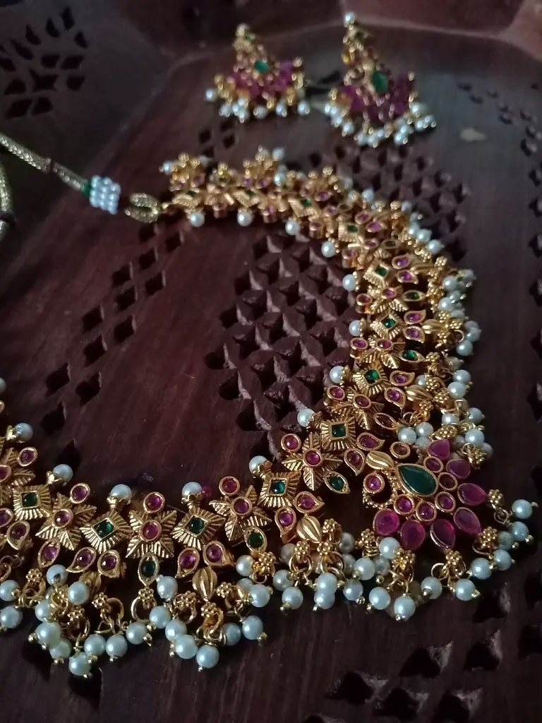 GoldenPremiumqualityGuttapusalukempPearlNecklaceset-FashionJewels3.webp