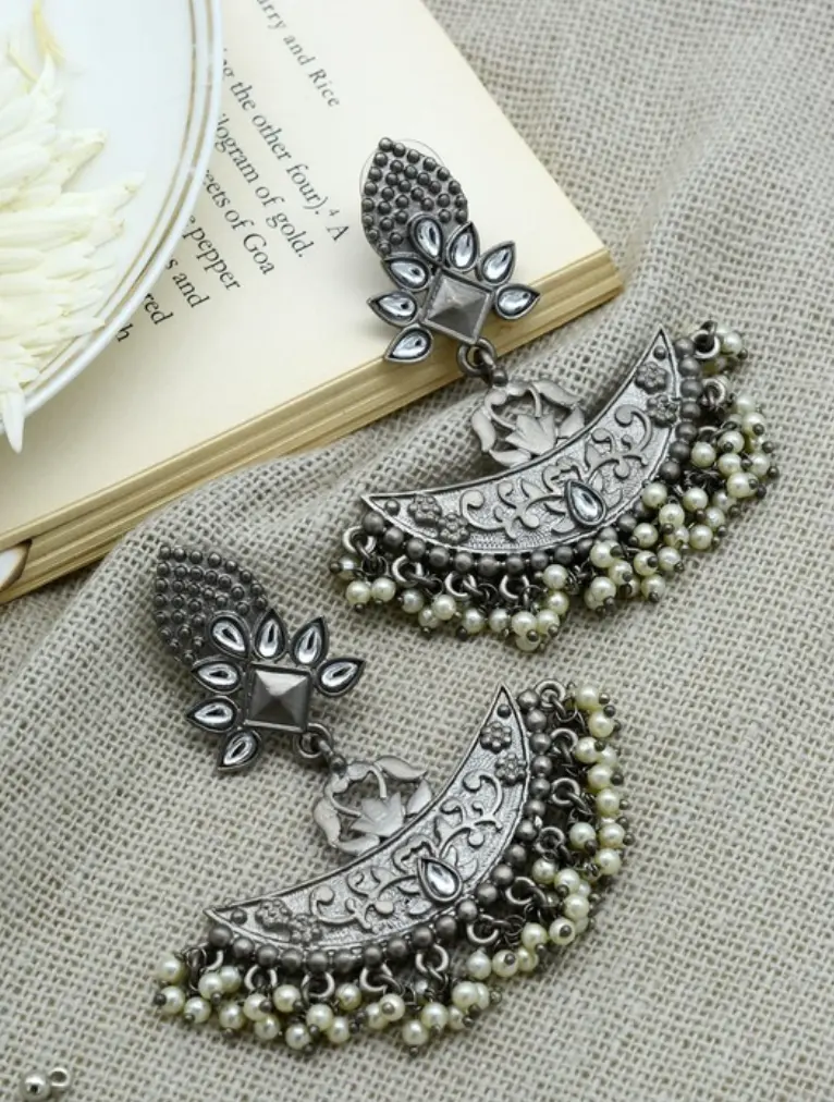 BlackmetalkundanpearllightweightCresentChandbali-FashionJewels2.webp