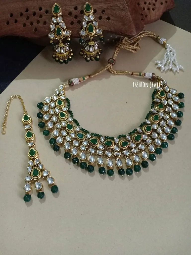 ShreyaEmeraldKundanGreenbeadsNecklacesetwithMangtika-FashionJewels1.webp