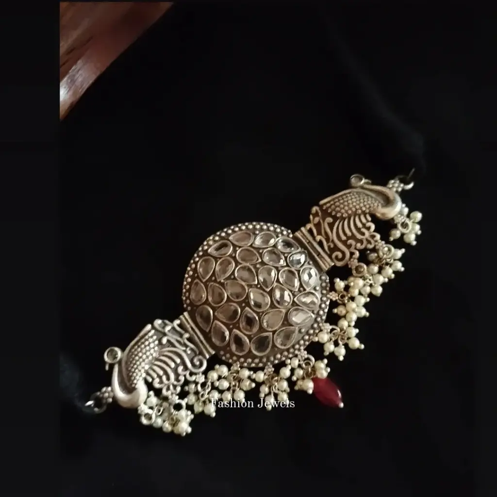 SanyaSilverlookalikepeacockpearlChokerSet-FashionJewels3.webp