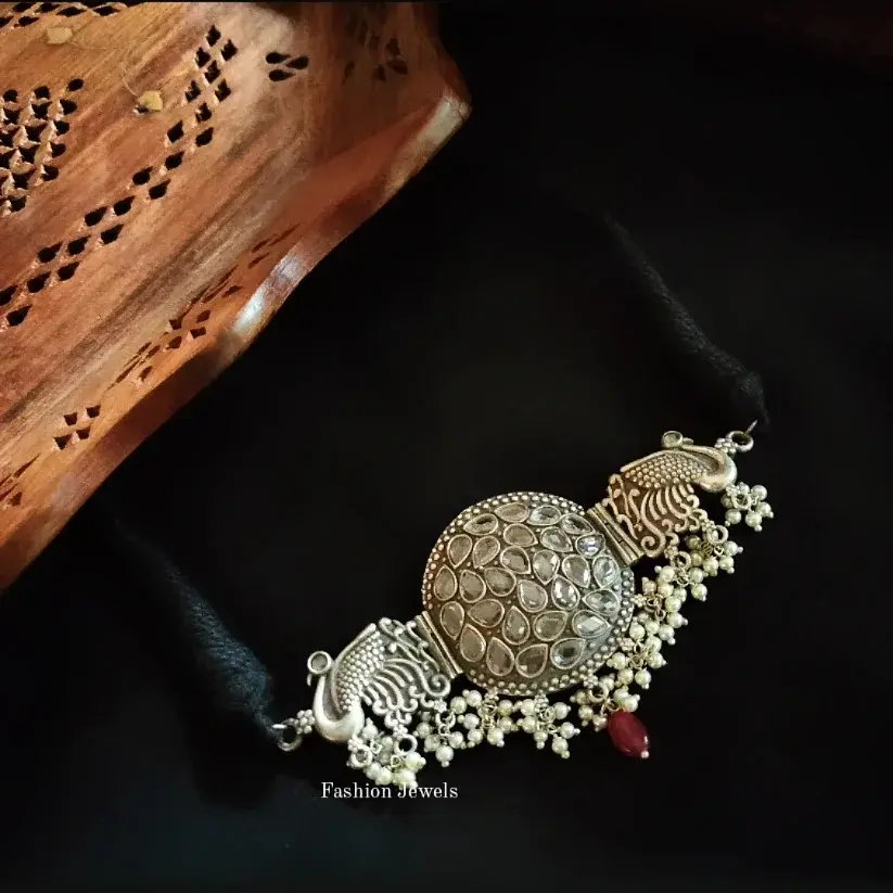 SanyaSilverlookalikepeacockpearlChokerSet-FashionJewels2.webp