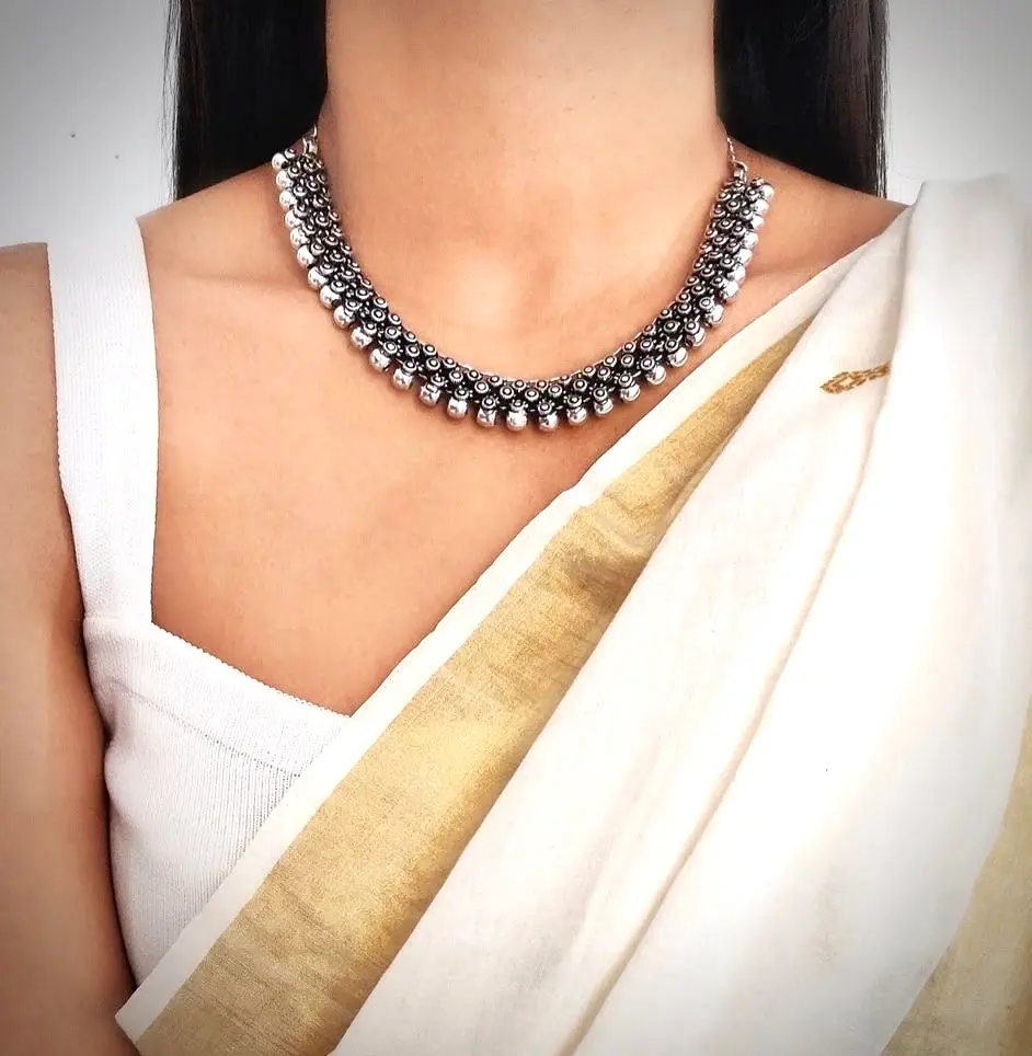 SilverSleekstatementNecklace-FashionJewels2.webp