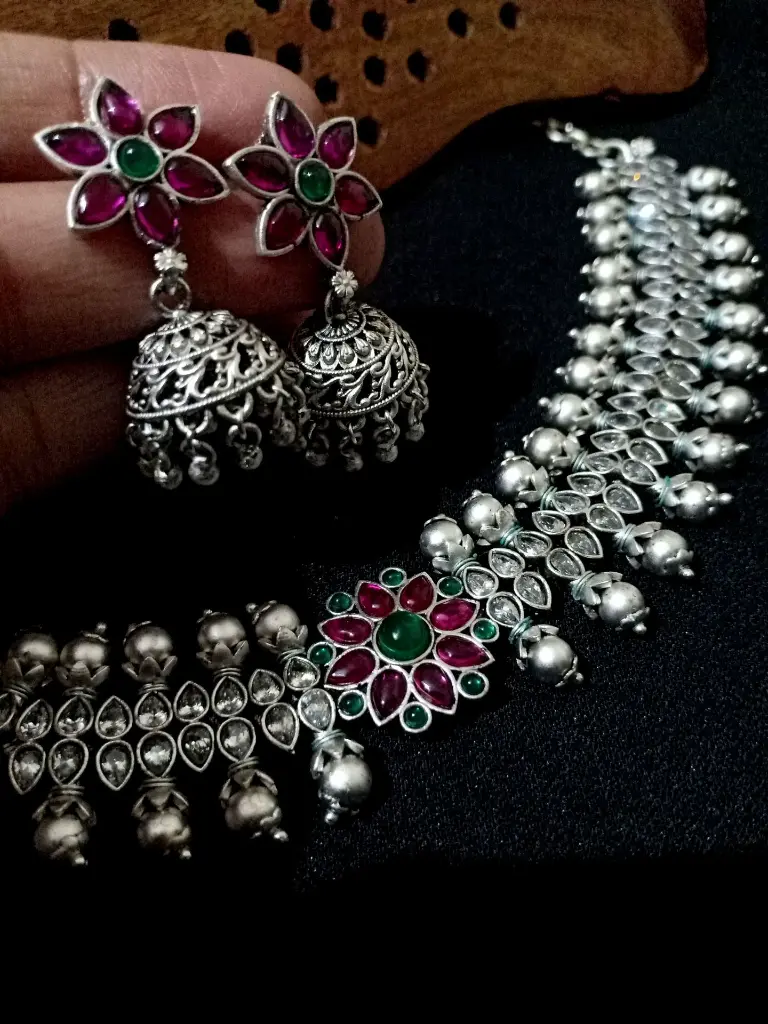 SilverMatteKempflowerZirconstoneChokerset-FashionJewels3.webp
