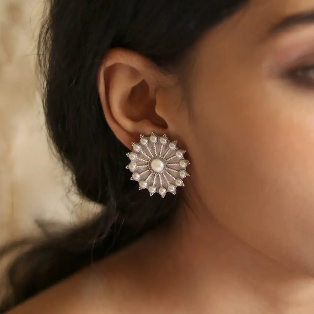 KrishaSilverlookalikestuds-FashionJewels2.webp