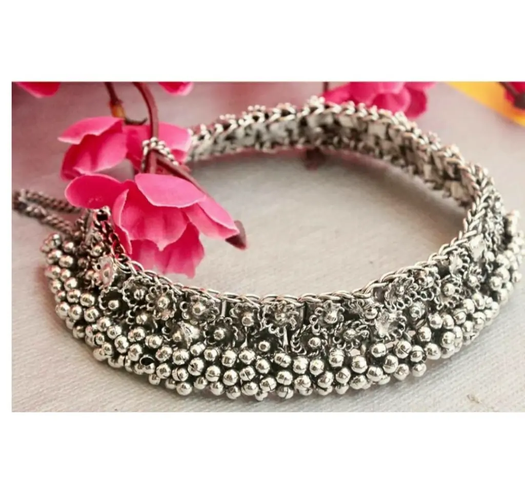 Silverghunghroostatementchoker-FashionJewels2.webp