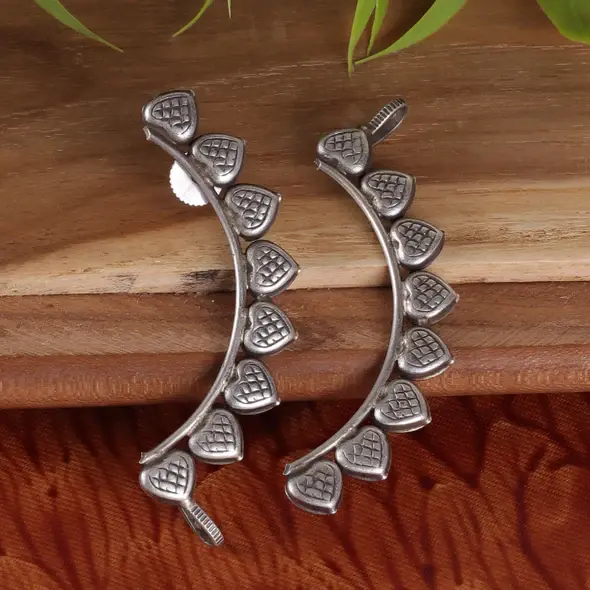 Silverlook alike Heart Earcuff