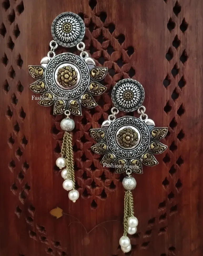 Dualtone Flower detailing pearl hanging earrings