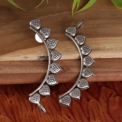 Silverlook alike Heart Earcuff