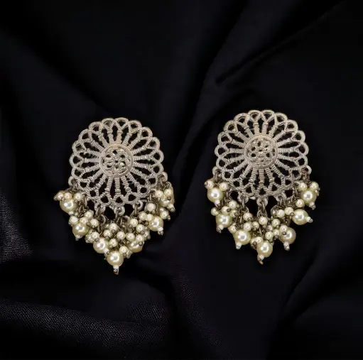 Blackmetal pearl hanging Stud