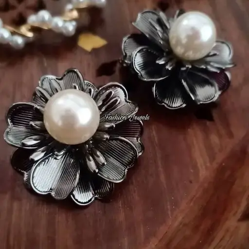 Blooming flower designed pearl stud
