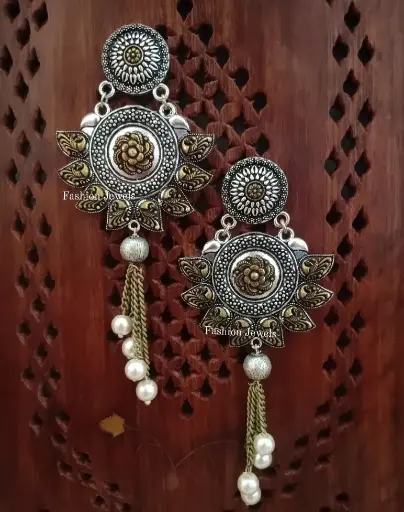 Dualtone Flower detailing pearl hanging earrings