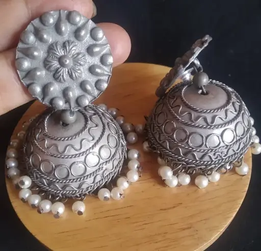 Blackmetal flower lightweight pearl Jhumka