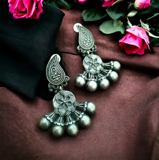 Silverlook alike light weight earring