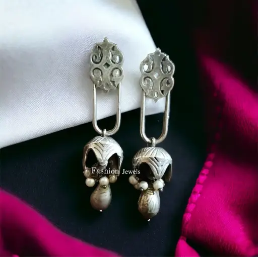 Silverlook alike pearl Lightweight Earring