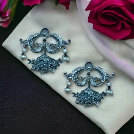 Silverlook alike Pearl Earring