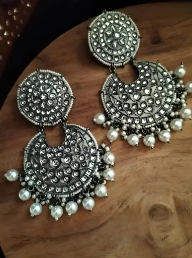 Sheena Blackmetal statement kundan pearl Chandbali