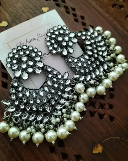 Blackmetal kundan lightweight pearl chandbali